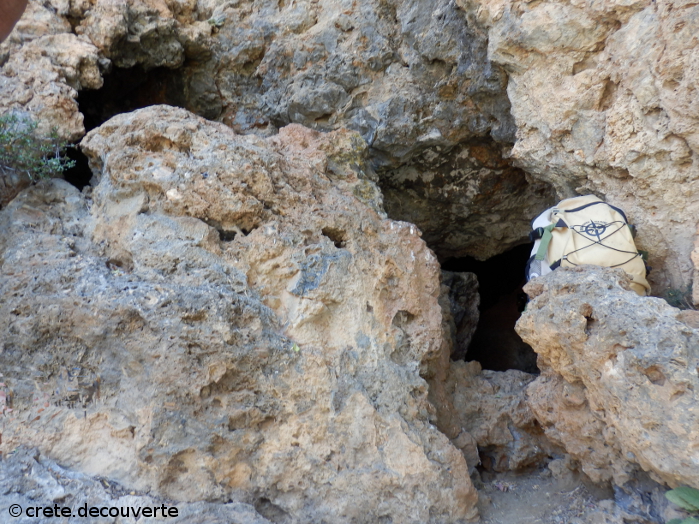 Entre de la grotte de Therissos