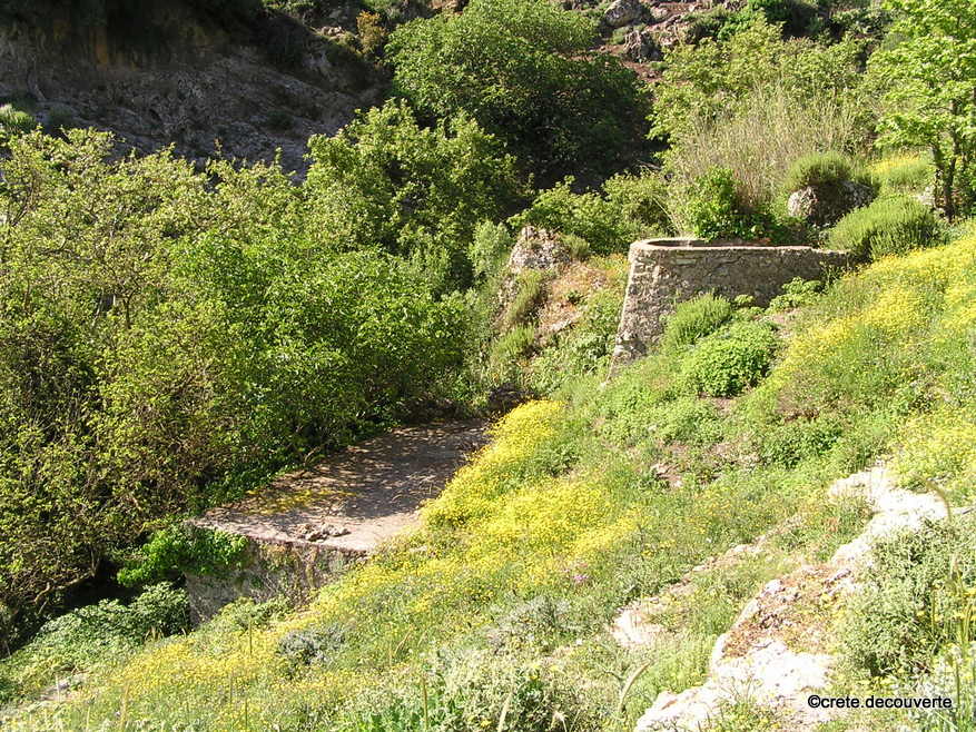 gorge Agios Antonios Asites moulin dans la vegetation et sa chute