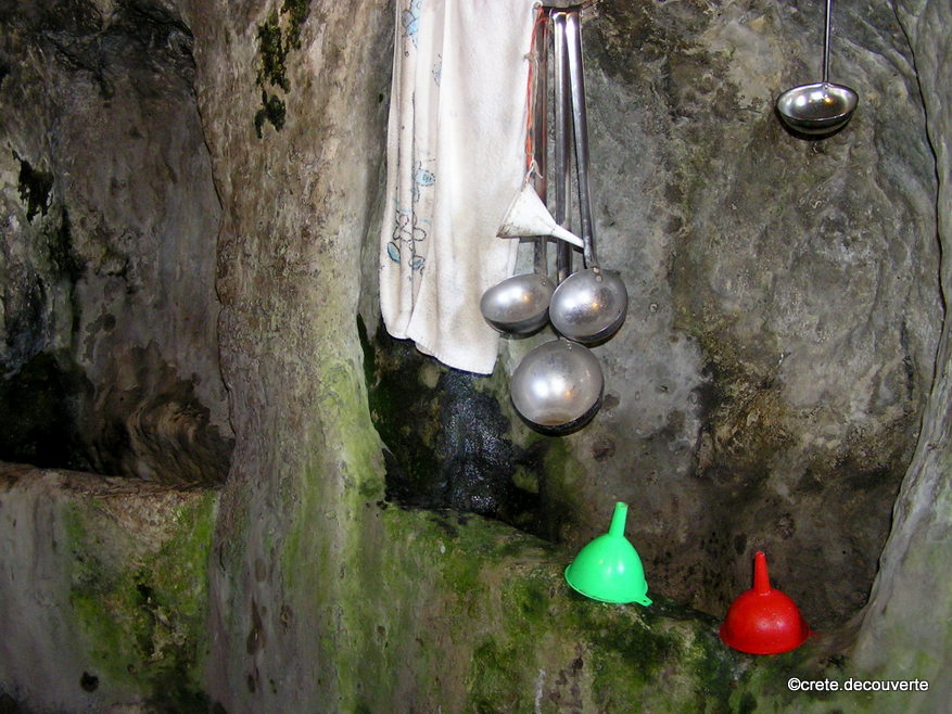 grotte Agiasma reputee pour son eau miraculeuse Agios Myron