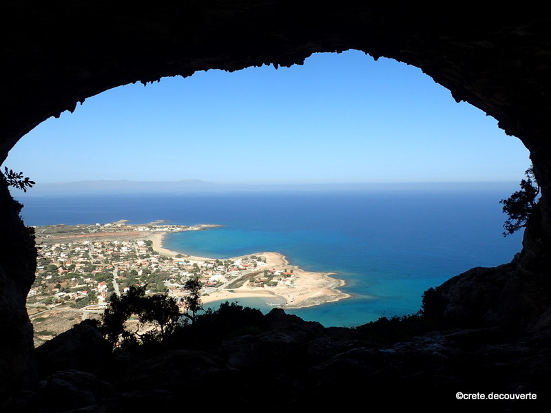 Stavros vu depuis la grotte Lera - Akrotiri Stavros vu depuis la grotte Lera - Akrotiri