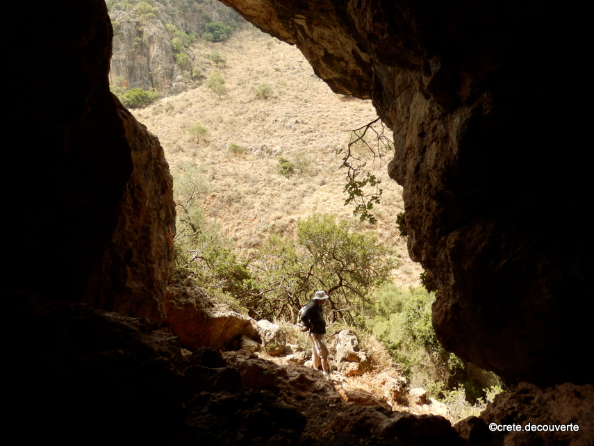 Grotte dans la gorge du Dictame