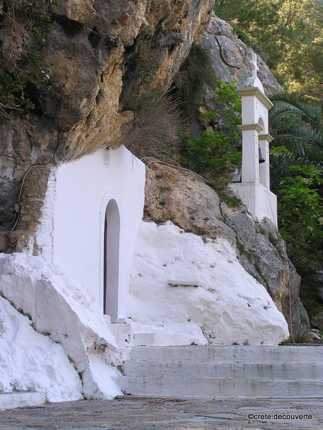 kenourgiou horio Agia Anastasia chapelle rupestre