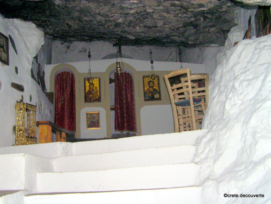 kenourgiou horio agia anastasia interieur chapelle rupestre