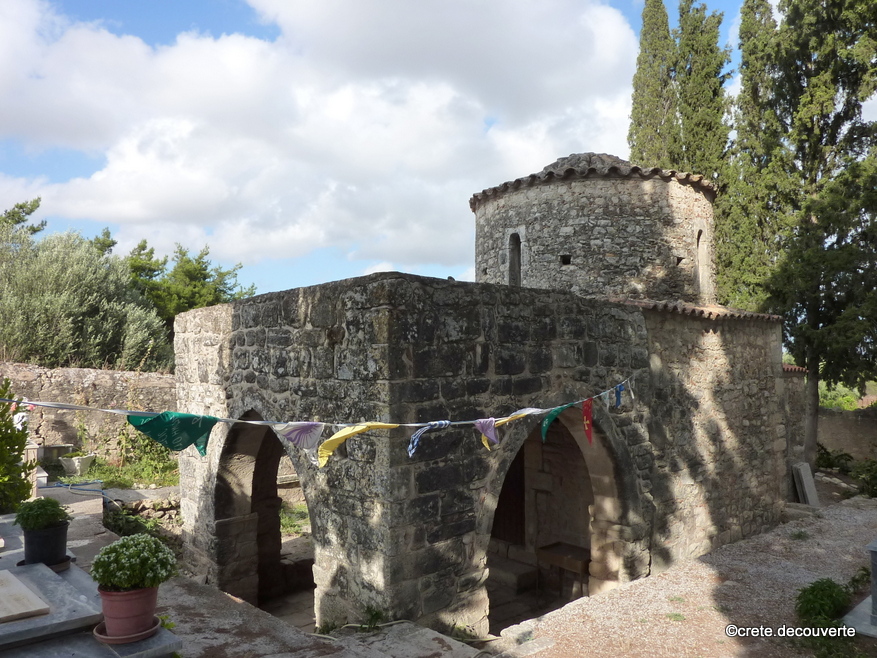 nartex-et-eglise-Agios-Pavlos-a-Agios-Ioannis-Festos