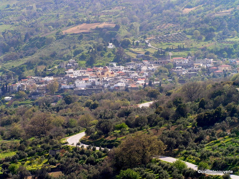 Village de Prinias vu depuis le site antique
