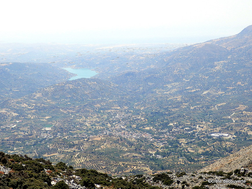 vue sur retenue d'eau de Faneromeni depuis les contreforts sud du Psiloritis vue sur retenue d'eau de Faneromeni depuis les contreforts sud du Psiloritis